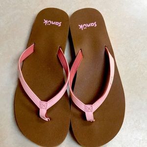 Like New Sanuk Womens flip flops